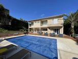 CASA CONTEMPORNEA com JARDIM DE ENTRADA e PISCINA aquecida.