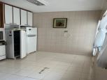 Vende-se excelente casa no Jardim das Flores com 125 m de terreno e em torno de 180 m de A/C. Trata-se de um sobrado dispondo de 2 dormitrios