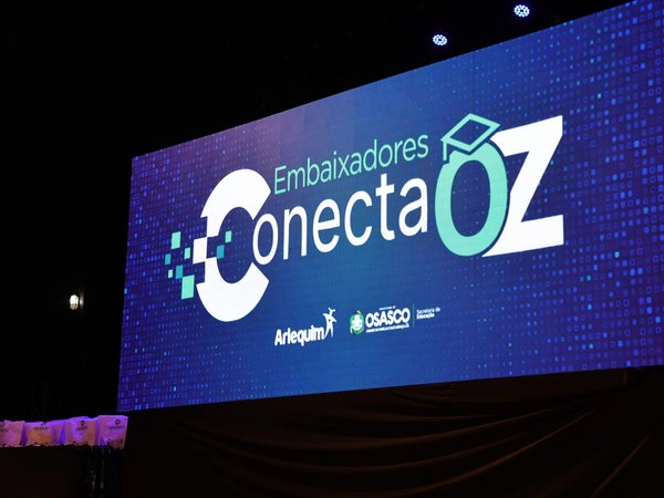 Programa Embaixadores Conecta OZ homenageia alunos e professores da rede municipal de ensino